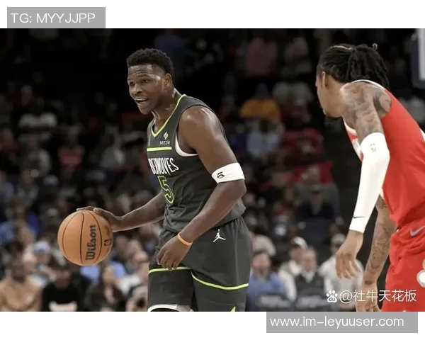 爱德华兹首节爆发拿下13分半场表现稳健三分球命中率高达40 爱德华兹首节爆发拿下13分半场表现稳健三分球命中率高达40